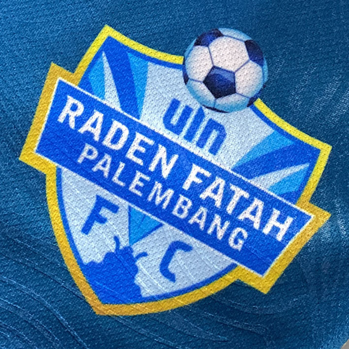 Detail logo jersey printing dengan hasil halus dan menyatu